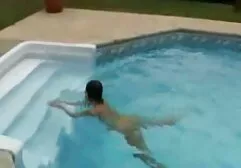 Une fille qui s'amuse dans filme porno américain une boîte de nuit.