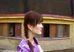 Après avoir fait ses trous avec gravité, un porno amérique ami prend une bite chaude.