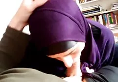Deux lesbiennes film film porno américain aiment les poings chauds.