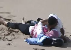 Un homme qui baise une fille sur film prono american la corde supérieure avec une pose est génial.