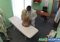 Un homme a labouré massage porno américain les nymphes.