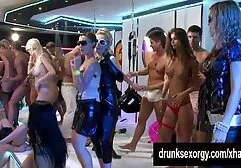 Jolie brune porno américain en français convainc les étudiants Rousses d'avoir des relations sexuelles anales.