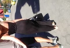 Les touristes se détendent dans la voiture film porno ameri avec une fille qui passe