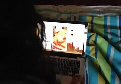 Les un film porno américain deux vieilles dames baisent un jeune homme
