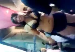 Les hommes baisent des filles avec des trous qui lèchent juteux. vrai porno américain