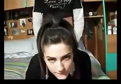 Un jeune chat a laissé le gros pénis masculin dans le cul. film porno xxx américain