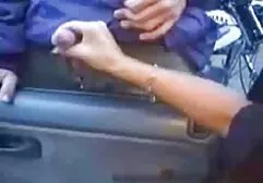 Un porno massage américain homme expérimenté séduit une fille mince et enlève son pantalon.