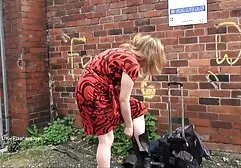 L'homme a enlevé ses sous-vêtements et film porno américain 2018 a montré une bandante brune.