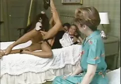 Deux copines font des film porno american vidéos de sexe à la maison, dans la chambre.