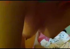 Un couple baise devant un miroir et fait un film à la maison. sites pornos americains