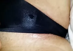 Un homme porn black americaine avec des tatouages s'est approché d'un ami et d'un neveu.