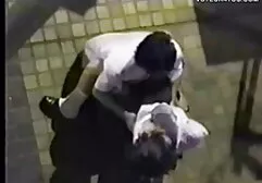 Dunne brunette films pornographiques américains a à peine réussi à grimper la vis géante.