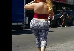 Douce blonde qui film porno américains est mauvaise dans un taxi.
