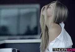 Une femme adulte jouant avec deux étudiants porno amérique qui sont dépravés.