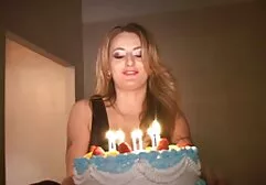 La poupée s'est baisée pour obtenir le pouvoir dans film porno américains son visage.