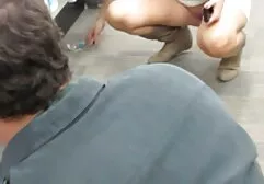 Deux étudiants jouent avec la fille x porno amérique et organisent des relations sexuelles en groupe avec elle dans les bois.