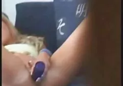 Une blonde fraîche suce une porn black americaine grande bite.
