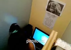 Le chauffeur de taxi tire le passager d'une film pornoamericain miss est attrayant