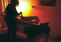Brunette avec de l'huile baise un homme prono black americaine satisfait de la poitrine et le vagin