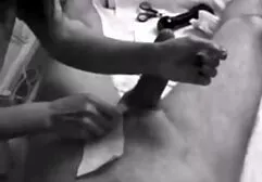 Adulte, blonde, percé dans le cul, mettre son visage sur le film porno ameri fond.