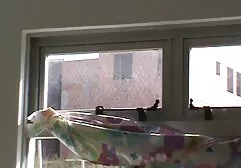 Jeune brunette sur un vrai porno américain pénis