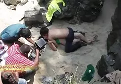 Deux filles se porno américain en français détendre avec un homme effronté.
