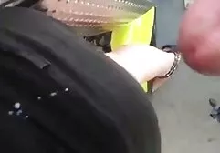 L'homme a mis film porno américaine noire en place un membre avec des chapeaux blonds serrés.
